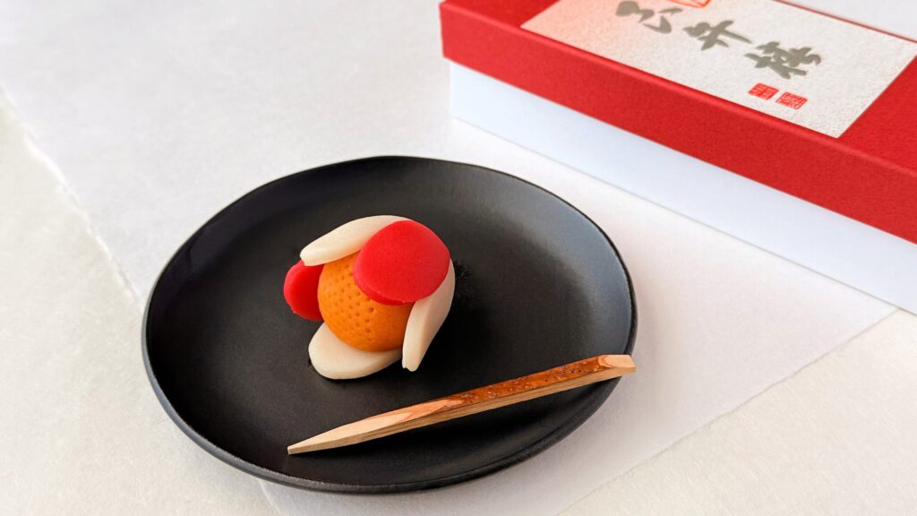 鶴屋徳萬_「開山良弁椿」とパッケージが並んでいる様子