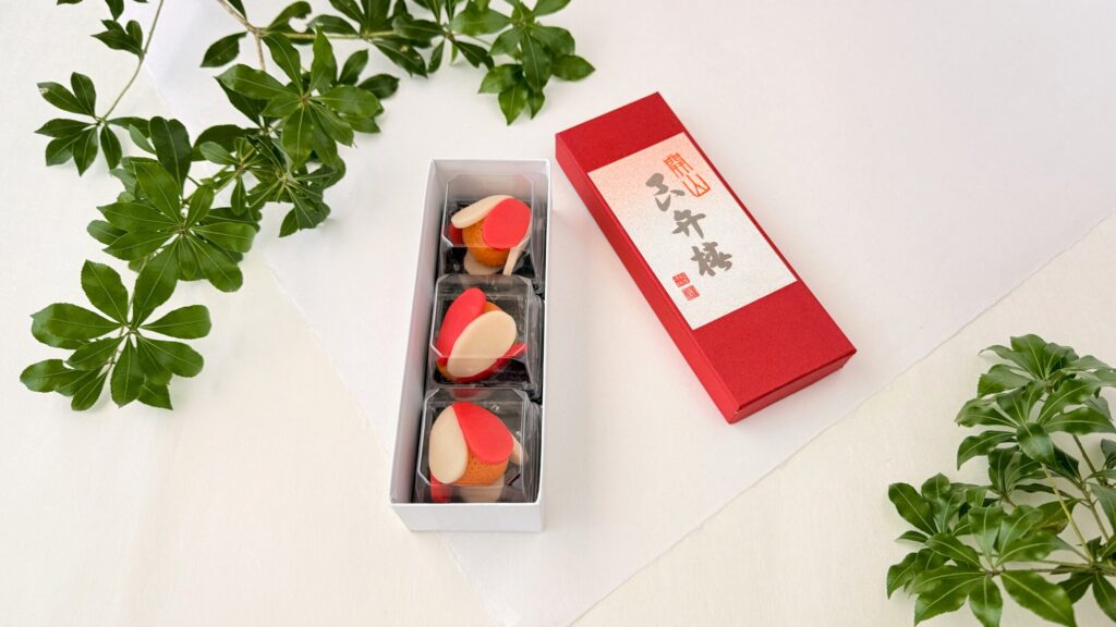 鶴屋徳萬_「開山良弁椿」と蓋が並んでいる様子