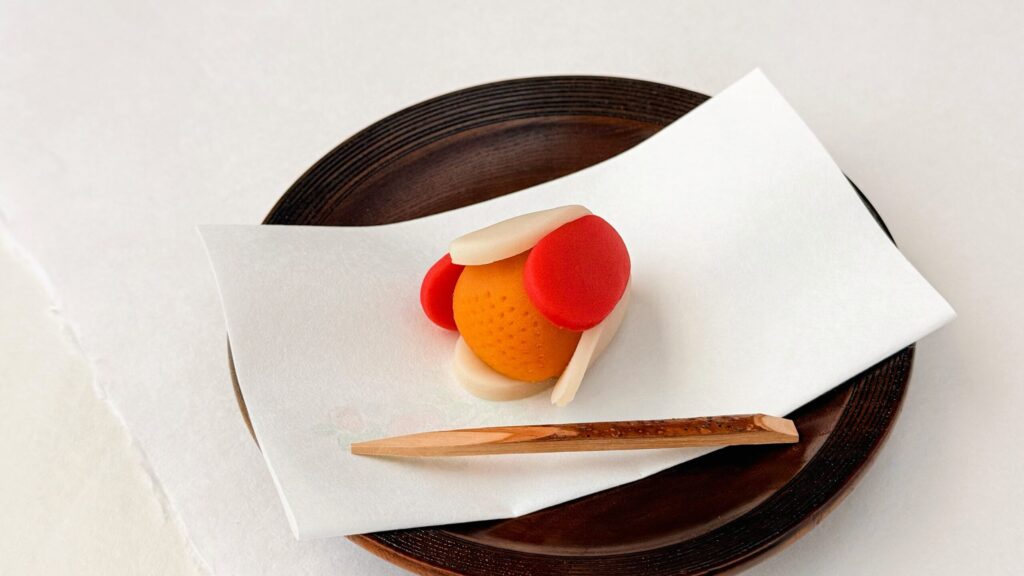 鶴屋徳萬_黒皿にのった「開山良弁椿」