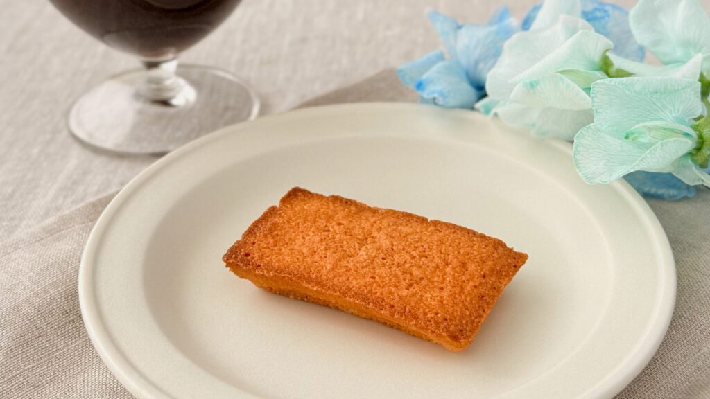 ユーハイム_5時間冷凍した「フィナドレーヌ」の皿のせ