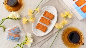 ユーハイム_「フィナドレーヌ」の皿のせとコーヒー