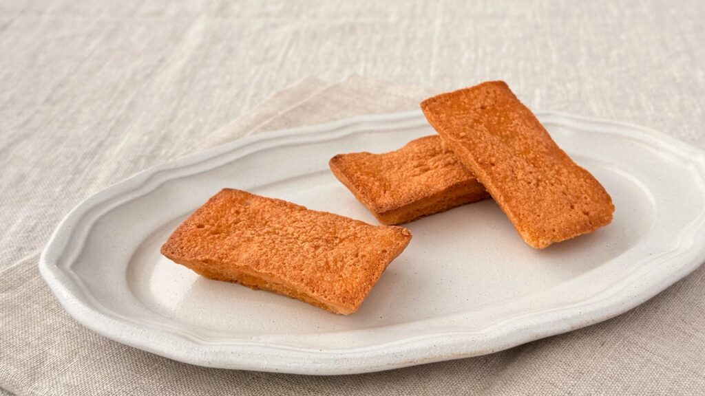 ユーハイム_白皿に盛り付けた「フィナドレーヌ」