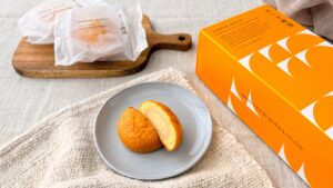 庫や_チーズガーデン「チーズ饅頭」のパッケージと皿のせ