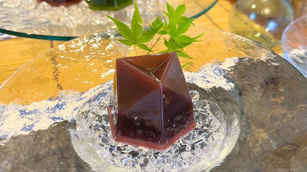 叶匠寿庵_青もみじが添えられた「水羊羹」のディスプレイ