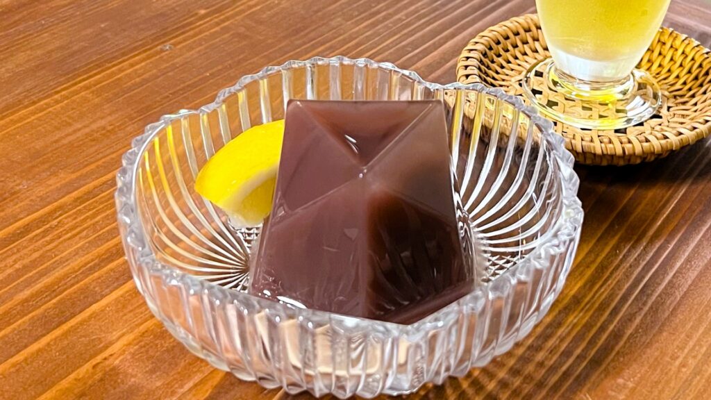 叶匠寿庵_「水羊羹」と飲み物が並んでいる様子