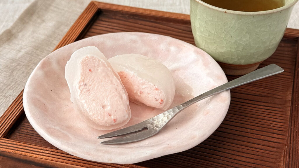 もへじ_「北海道から 北海道産いちごのクリームわらび大福」とお茶が置かれている様子