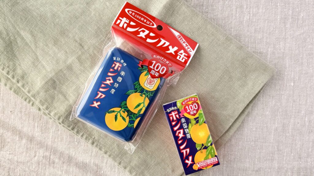 セイカ食品_「ボンタンアメ100周年記念缶」と「ボンタンアメ」のパッケージ