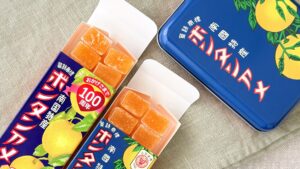セイカ食品「ボンタンアメ」を開けている様子