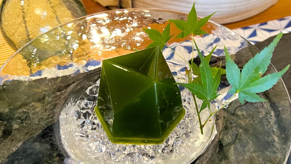 叶匠寿庵_青もみじが添えられた「抹茶水羊羹」のディスプレイ