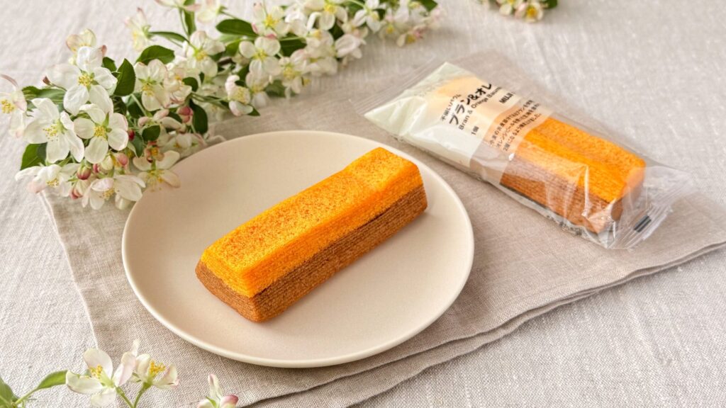 無印良品_「不揃いバウム ブラン＆オレンジ」の皿のせ