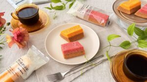 無印良品_「不揃いバウム ブラン＆ストロベリー」と「不揃いバウム ブラン＆オレンジ」の皿盛り