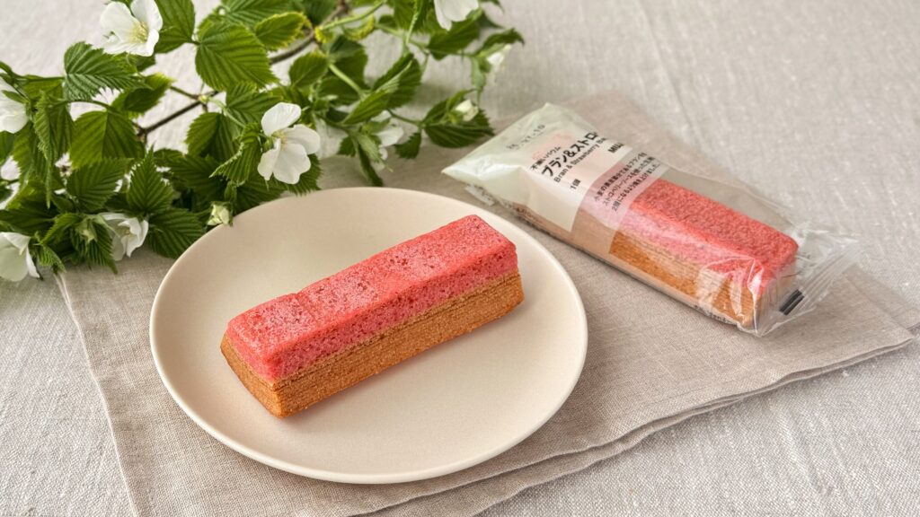 無印良品_「不揃いバウム ブラン＆ストロベリー」の皿のせ