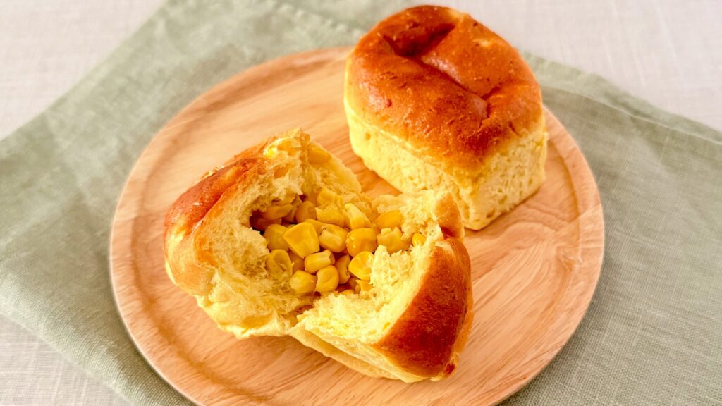 美瑛選果_新千歳空港限定「びえいのコーンぱん」の断面