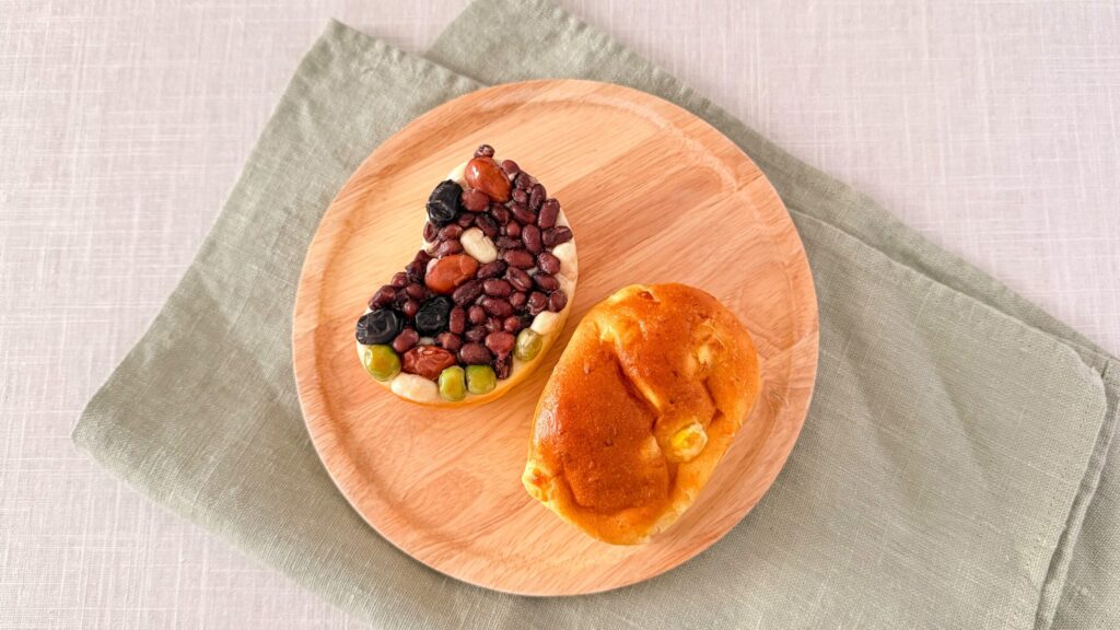 美瑛選果_木皿にのった「びえいのコーンぱん」と「びえいのまめぱん」