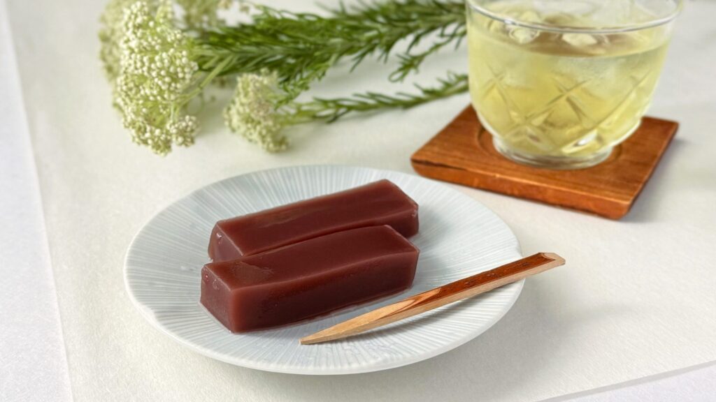 赤福_「水ようかん」とお茶が並んでいる様子