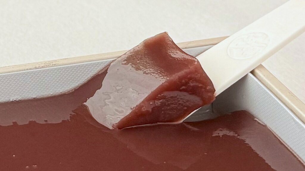 赤福_「水ようかん」を櫛で取り出している様子
