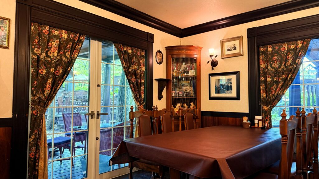 ペニーレイン那須店_エレガントなカーテンがかけられた店内イートイン席の様子