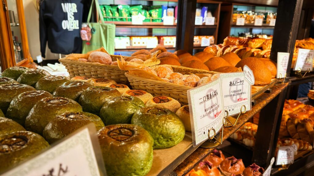 ペニーレイン那須店_店内中央に陳列されたパン