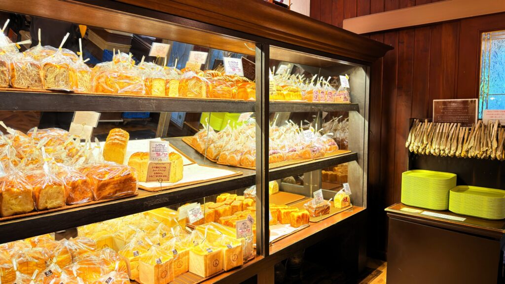 ペニーレイン那須店_店頭に陳列された「ブルーベリーブレッド」や「食パン」