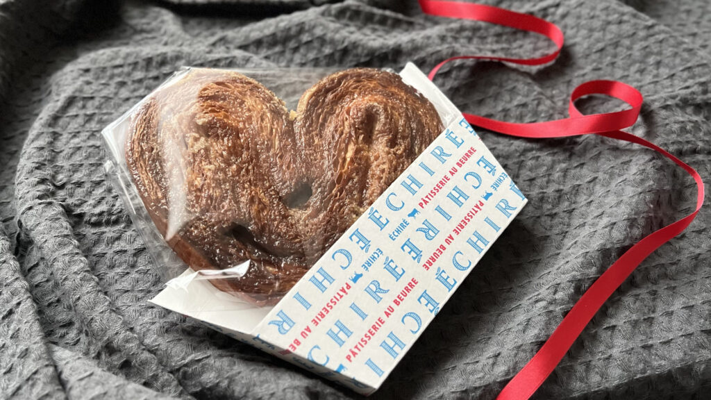 エシレ・パティスリー オ ブール 横浜_「グラン パルミエ・エシレ」を開けている様子