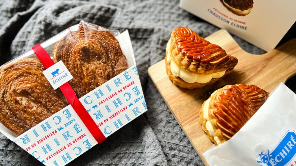 エシレ・パティスリー オ ブール 横浜_「ショソン・エシレ」と「グラン パルミエ・エシレ」が並んでいる様子