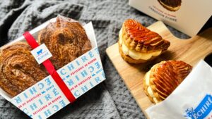 エシレ・パティスリー オ ブール 横浜_「ショソン・エシレ」と「グラン パルミエ・エシレ」が並んでいる様子