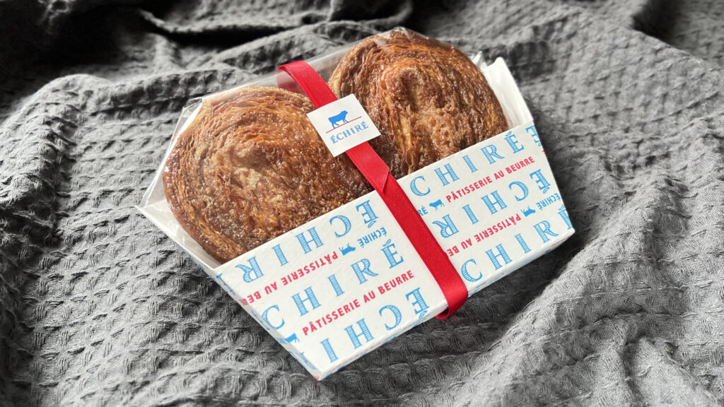 エシレ・パティスリー オ ブール 横浜_リボンがかけられた「グラン パルミエ・エシレ」のパッケージ