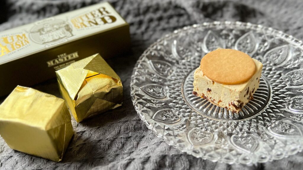 ザ・マスター_金紙に包まれた「ラムレーズンバターサンド」と皿盛り