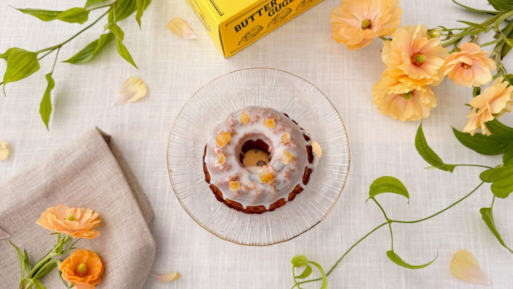 バターバトラー_「バタークグロフ（レモン）」とお花が並んでいる様子