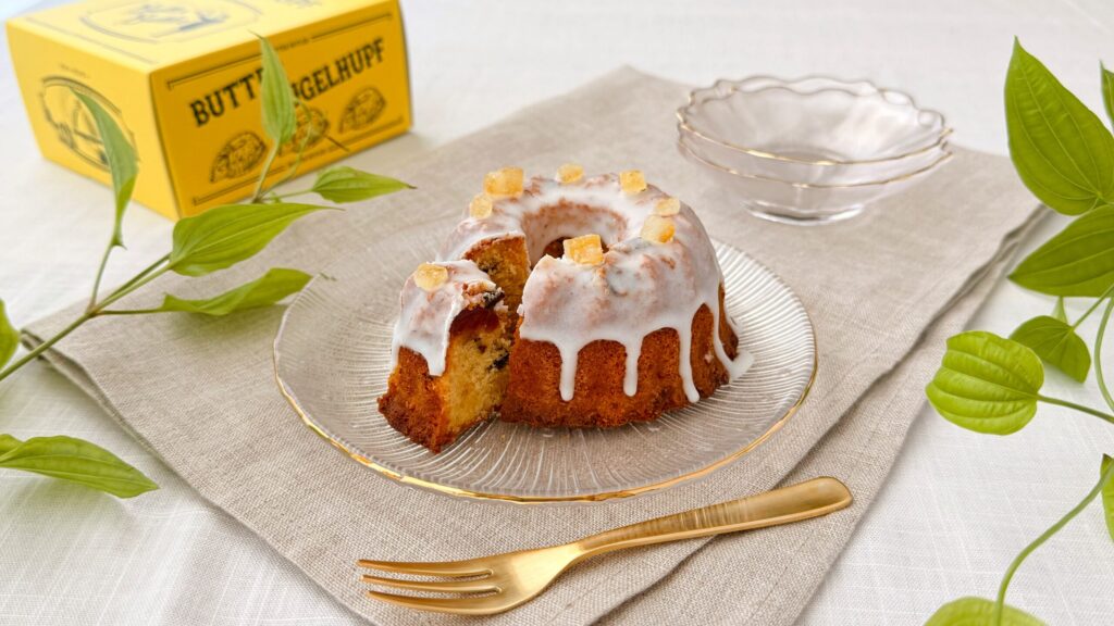 バターバトラー_「バタークグロフ（レモン）」とパッケージが並んでいる様子