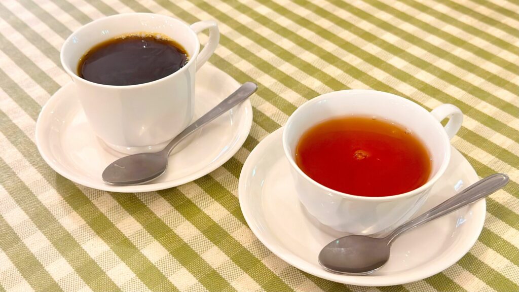 ペニーレイン那須店_「モーニングプレート」のホットコーヒーとホットティーが並んでいる様子
