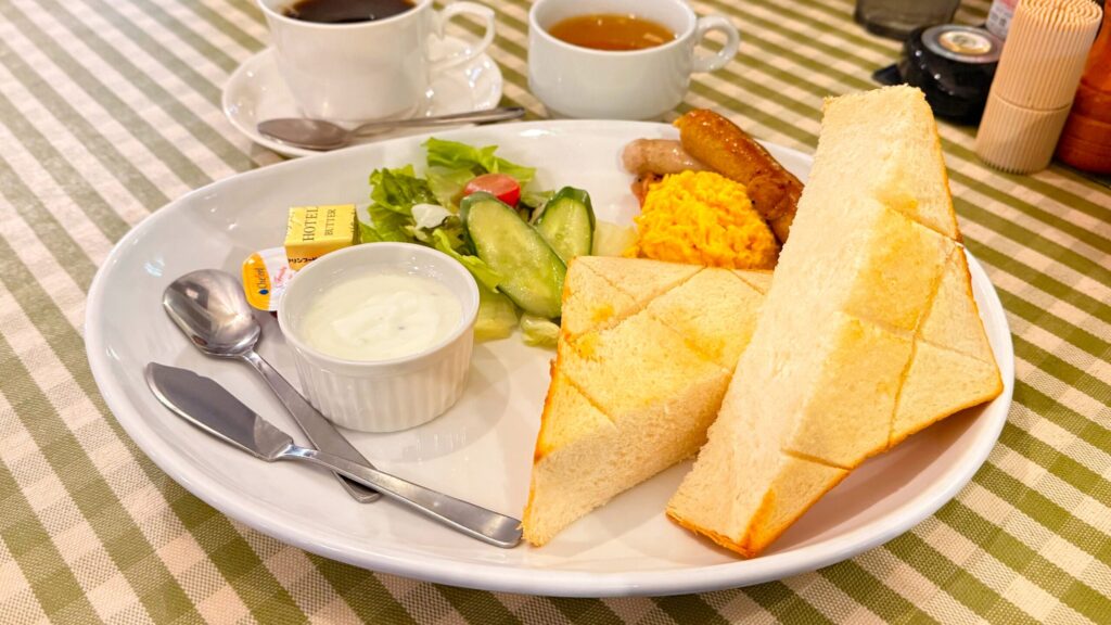 ペニーレイン那須店_ソーセージやサラダなどが添えられた「モーニングプレート」