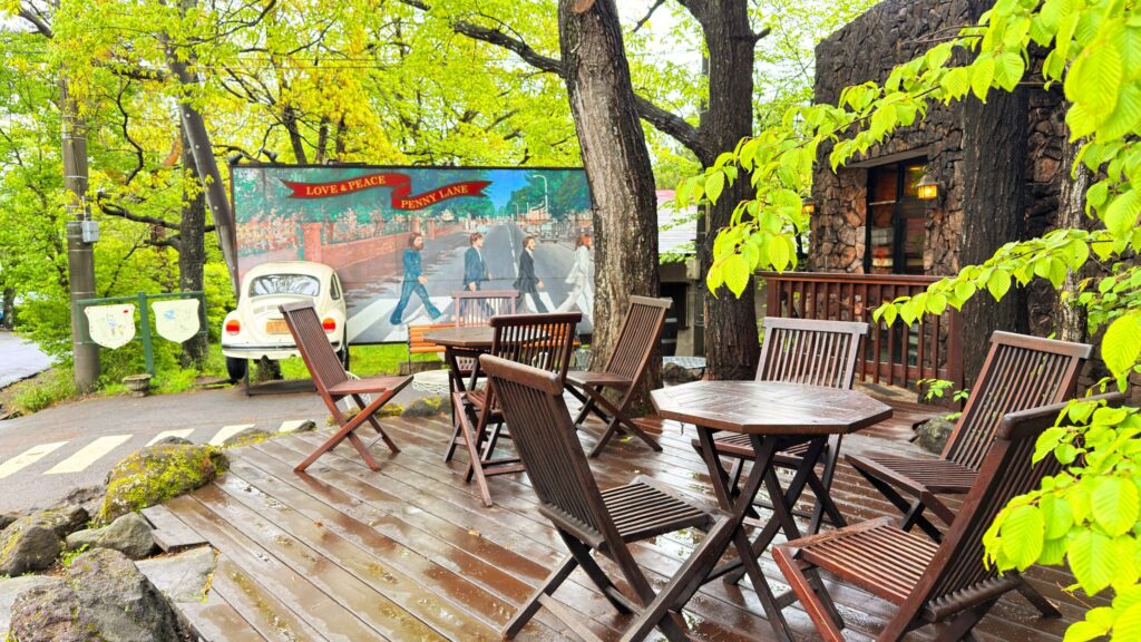 ペニーレイン那須店_ベーカリー入口左手にあるオブジェとテラス席の様子