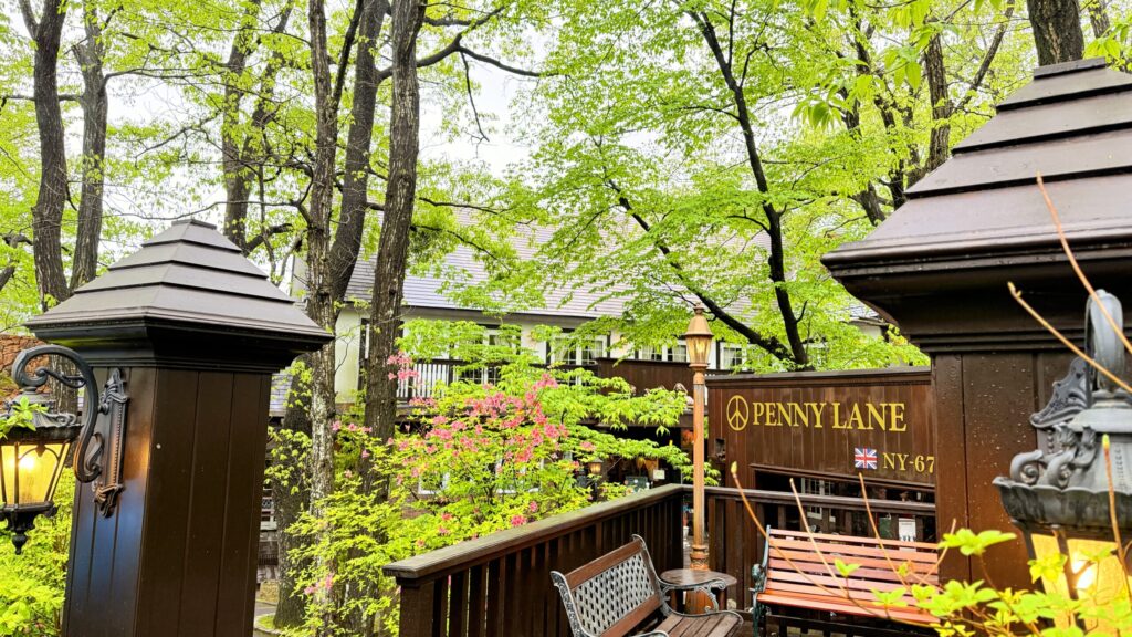 ペニーレイン那須店_街頭が灯されたお店の外観