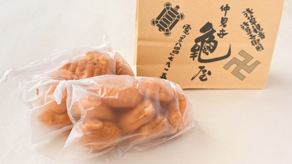 亀屋_紙袋から取り出した「あんなし人形焼」