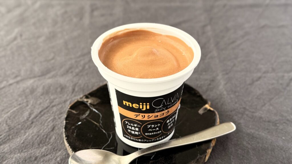 CALVA監修_「デリショコラ」とスプーンが並んでいる様子