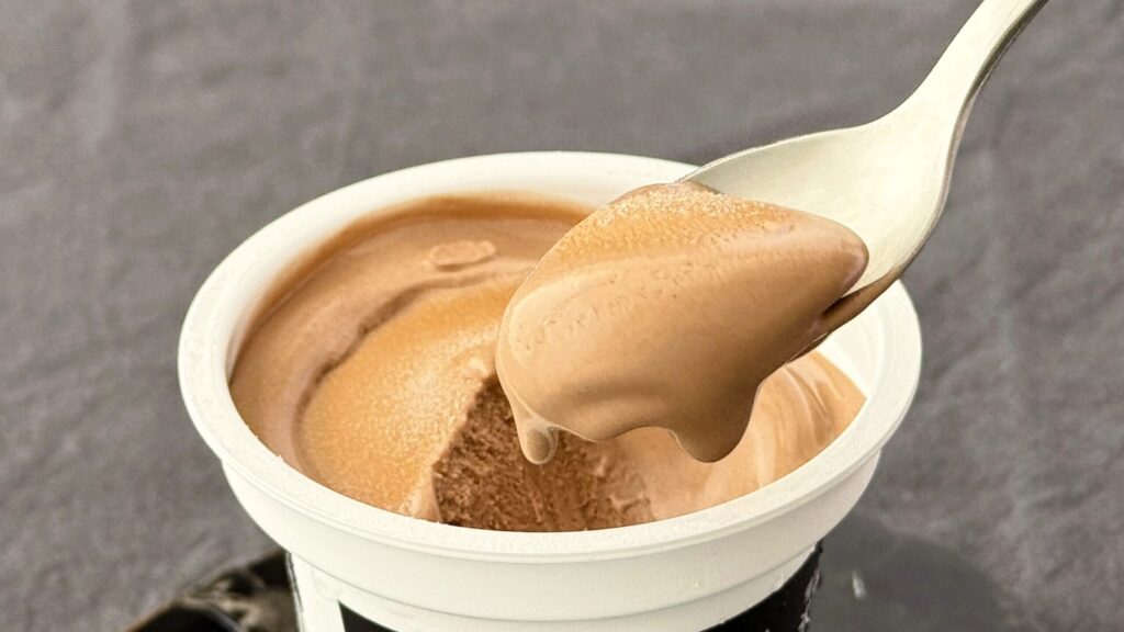 CALVA監修_「デリショコラ」をスプーンですくっている様子