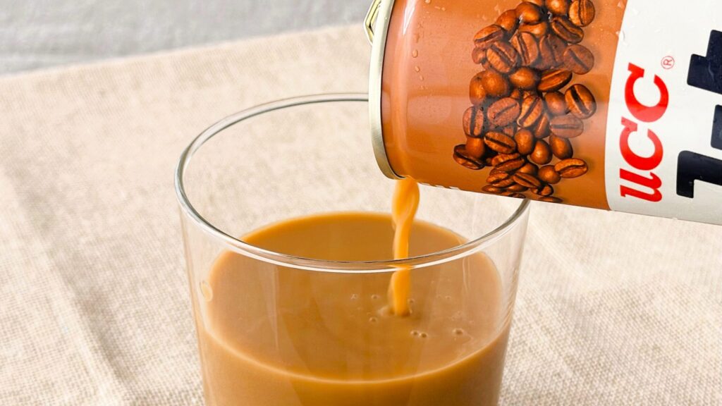 UCC_「UCCコーヒーミルク入り 缶250g」をグラスに注いでいる様子