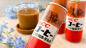 UCC_「UCCコーヒーミルク入り 缶250g」を持っている様子
