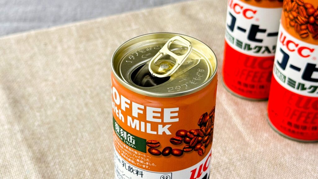 UCC_「UCCコーヒーミルク入り 缶250g」を開けている様子