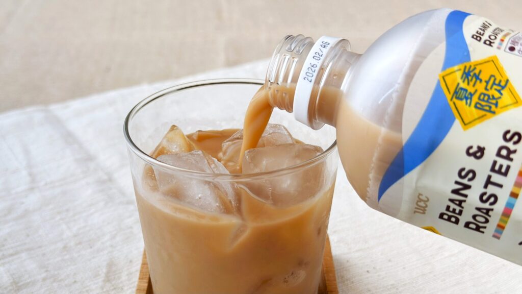UCC_「UCC BEANS ROASTERS ミルク好きの塩バニララテ PET450ml」をグラスに注いでいる様子