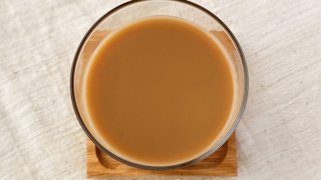 UCC_グラスに入った「UCC BEANS ROASTERS ミルク好きの塩バニララテ PET450ml」