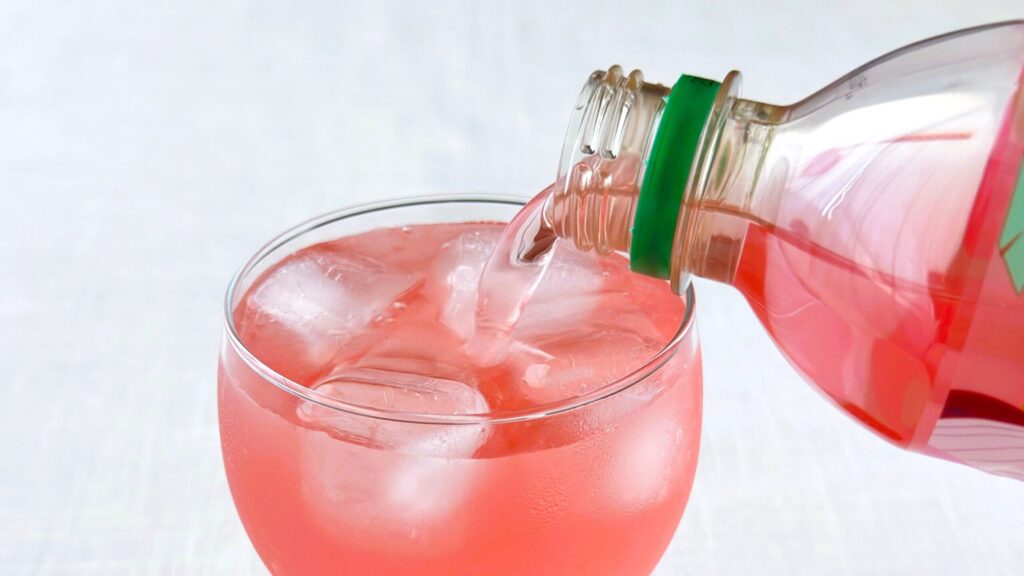 スターバックス_「スターバックス® ME MOMENT トロピカル ツイスト」を注いでいる様子