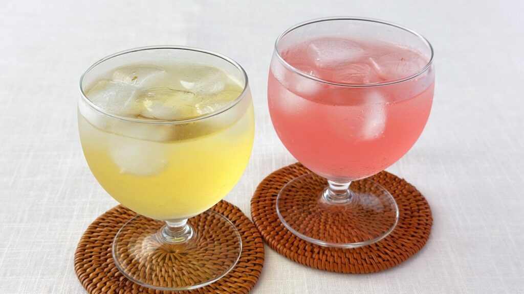 スターバックス_「スターバックス® ME MOMENの「サンシャイン ライム」と「トロピカル ツイスト」が並んでいる様子