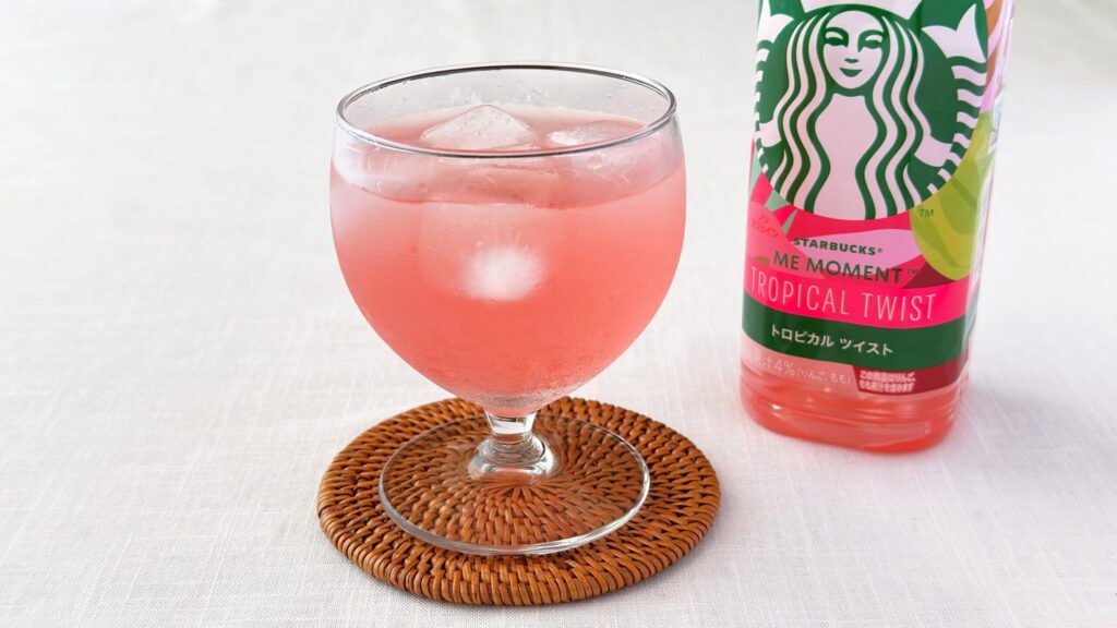 スターバックス_グラスに入った「スターバックス® ME MOMENT トロピカル ツイスト」とパッケージ