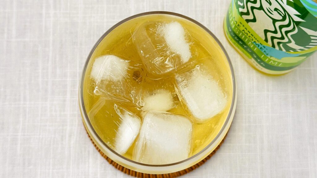 スターバックス_氷が入った「スターバックス® ME MOMENT サンシャイン ライム」