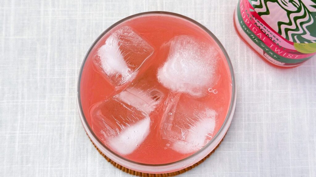 スターバックス_氷が入った「スターバックス® ME MOMENT トロピカル ツイスト」