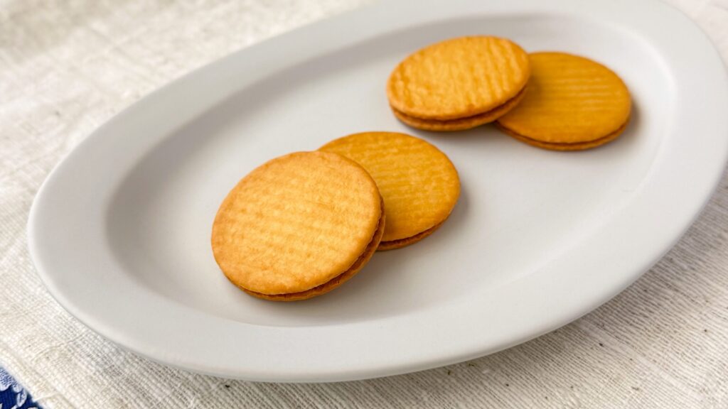 無印良品_「プレッツェルサンド レモンクリーム味」の皿のせ