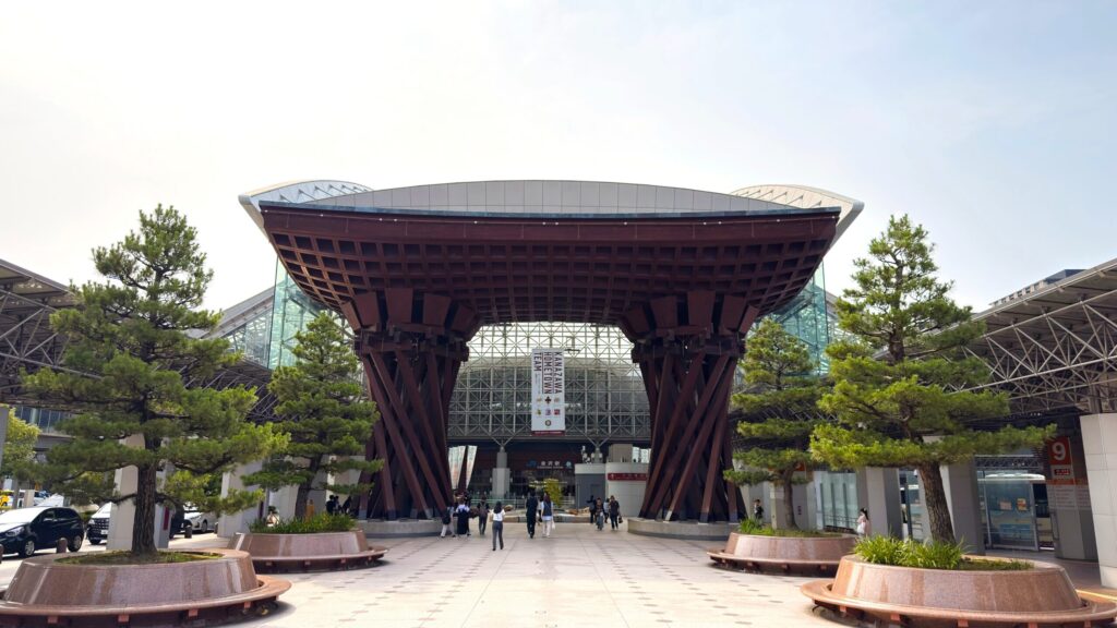 石川県金沢市_「金沢駅」前に建てられた鼓門