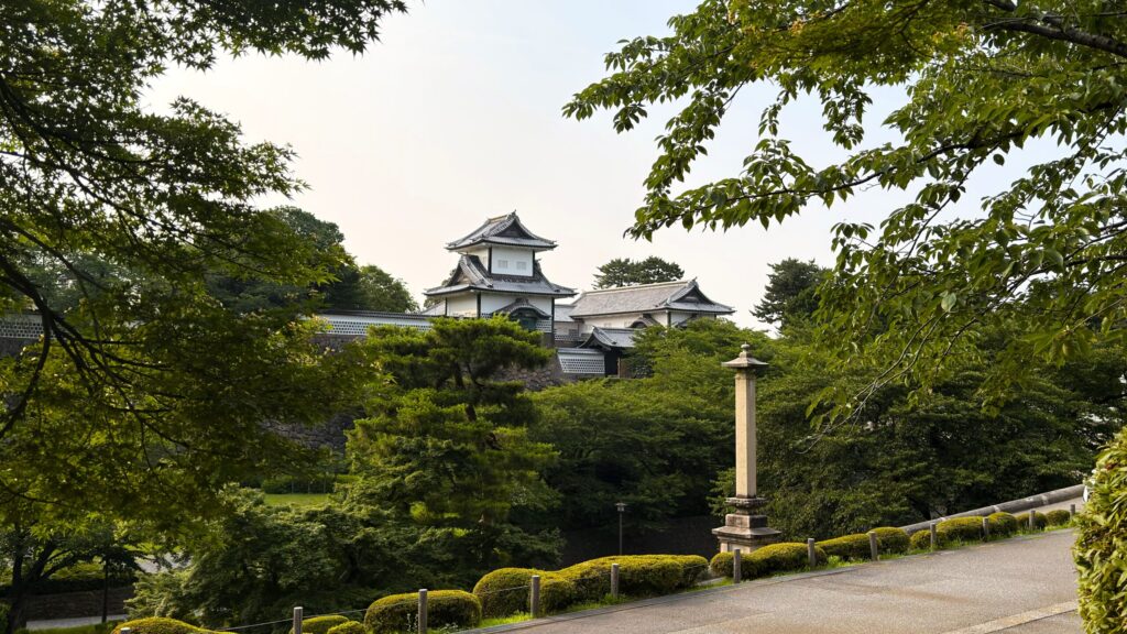 石川県金沢市_緑に囲まれた「金沢城」
